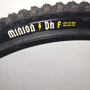 Cubierta Maxxis Minion DHF  26x2.35, Compuesto Super Tacky (ST)